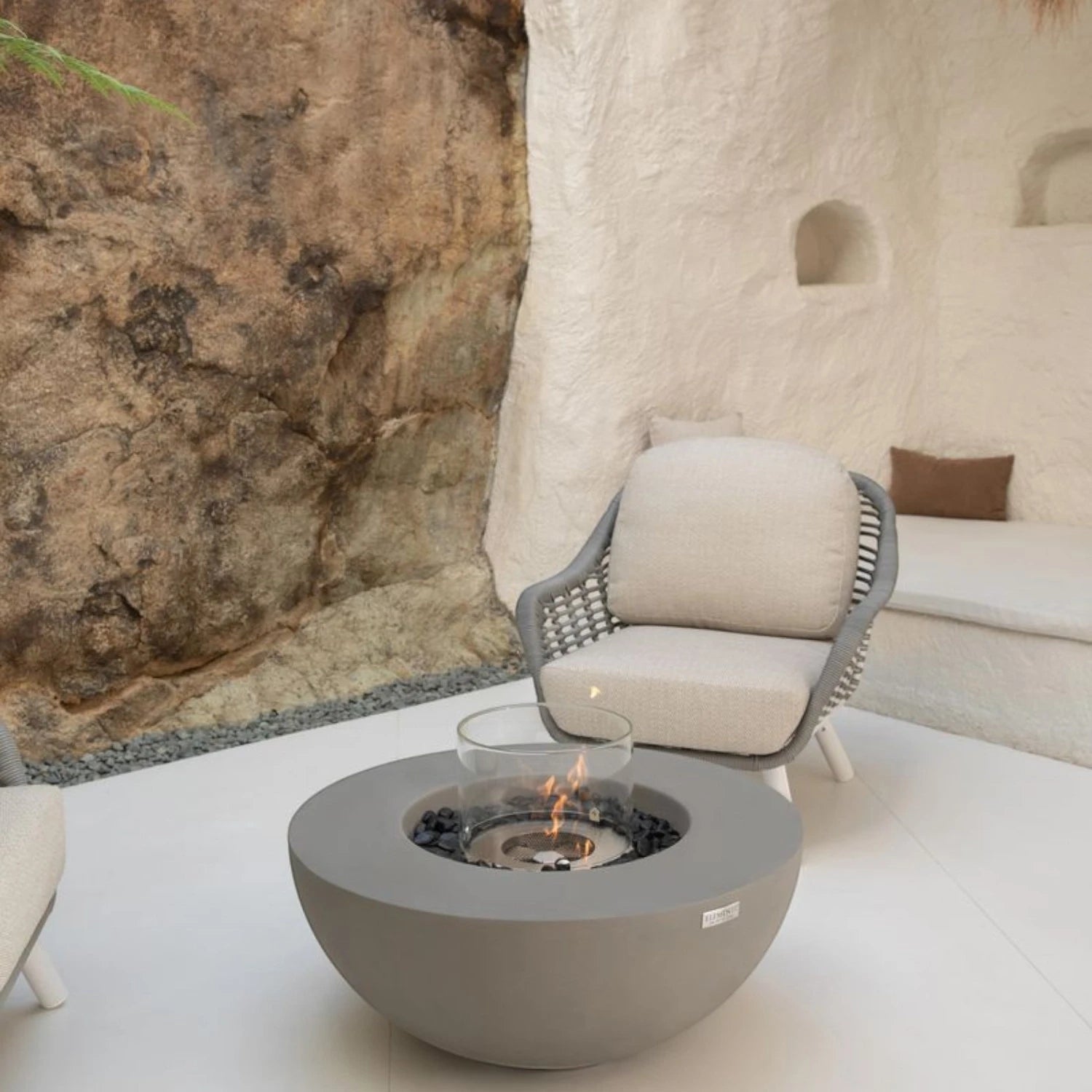 La table cheminée bioéthanol ROCA – gris espace, pour une ambiance raffinée et conviviale dans votre intérieur.