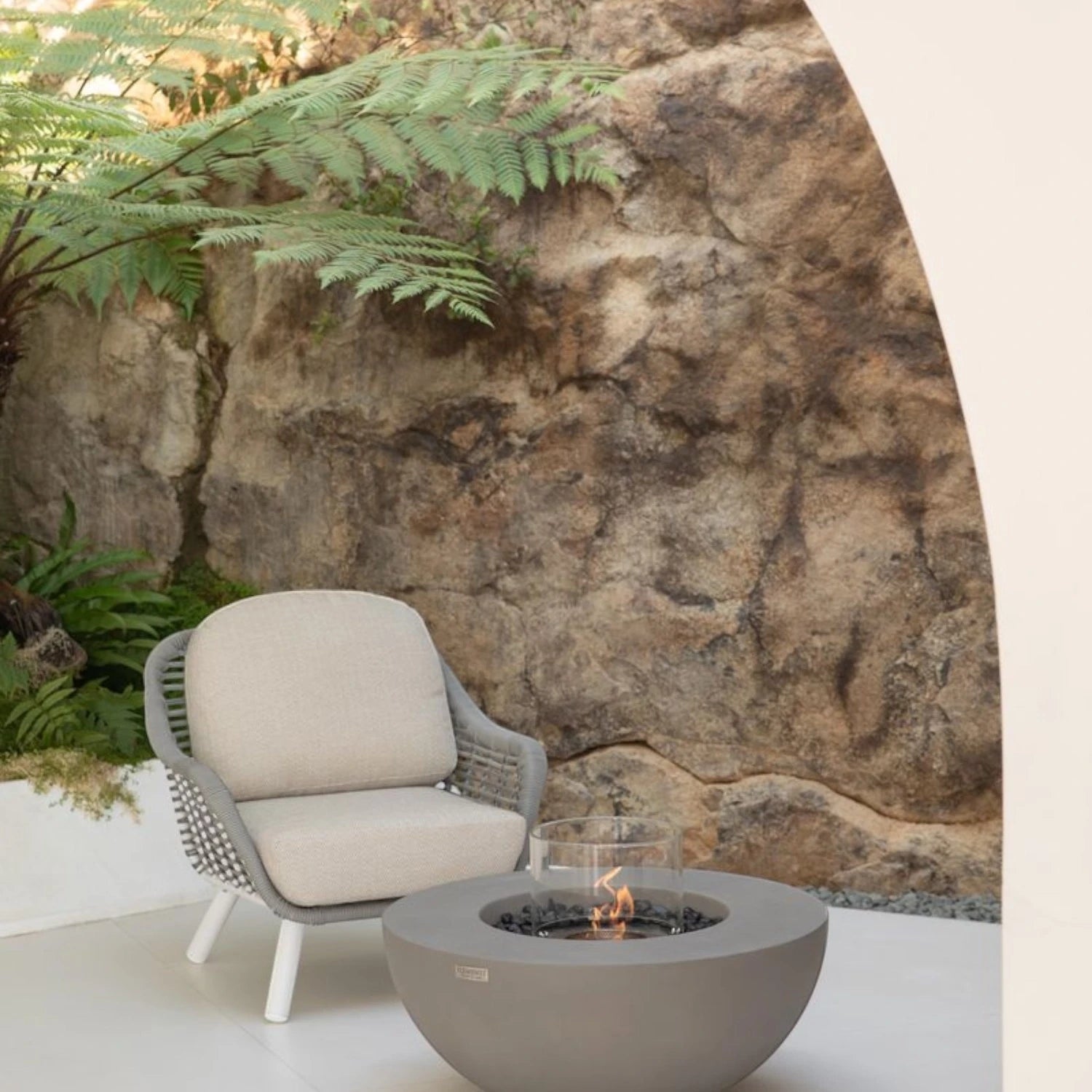 La table cheminée bioéthanol ROCA – gris espace, pour une ambiance raffinée et conviviale dans votre intérieur.