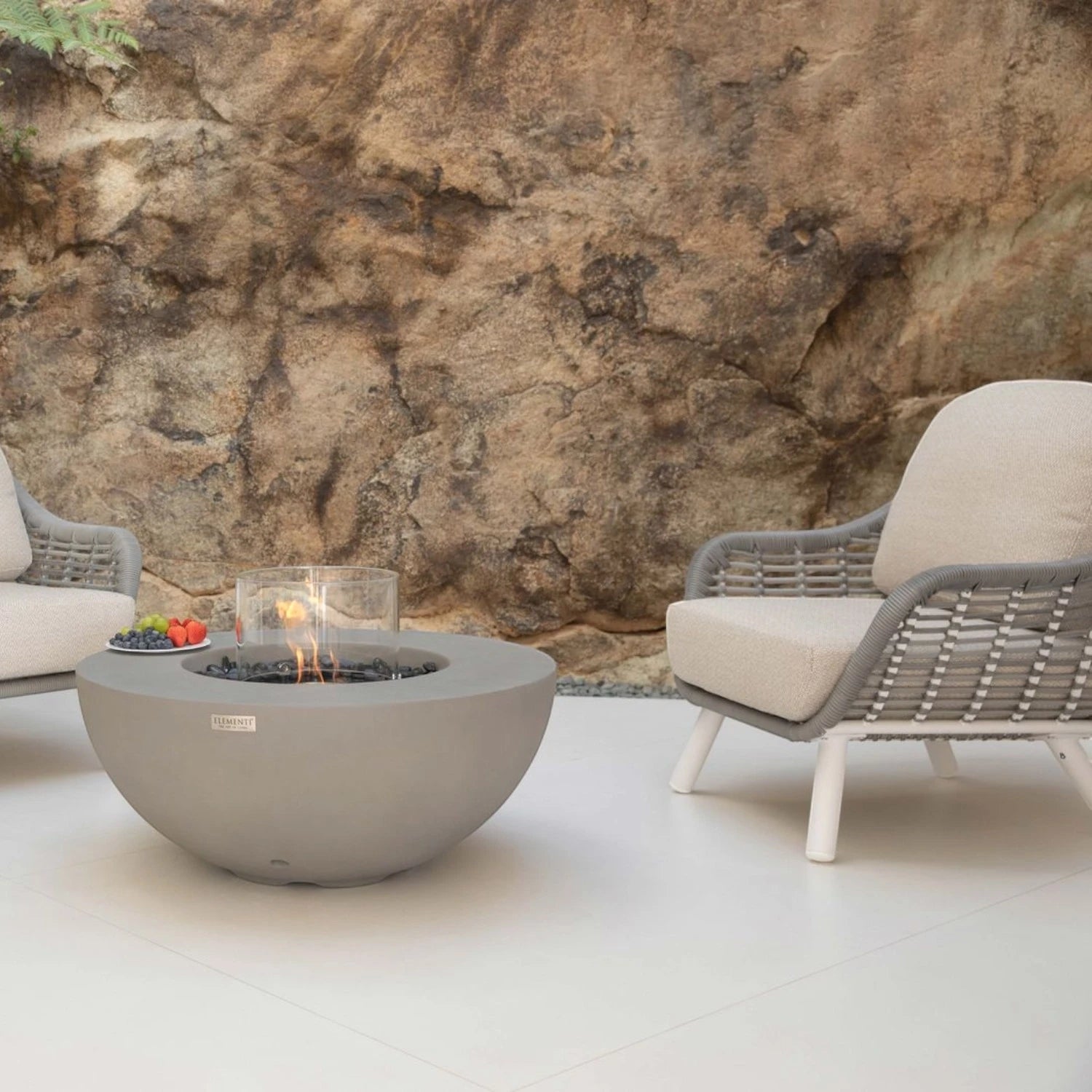 La table cheminée bioéthanol ROCA – gris espace, pour une ambiance raffinée et conviviale dans votre intérieur.