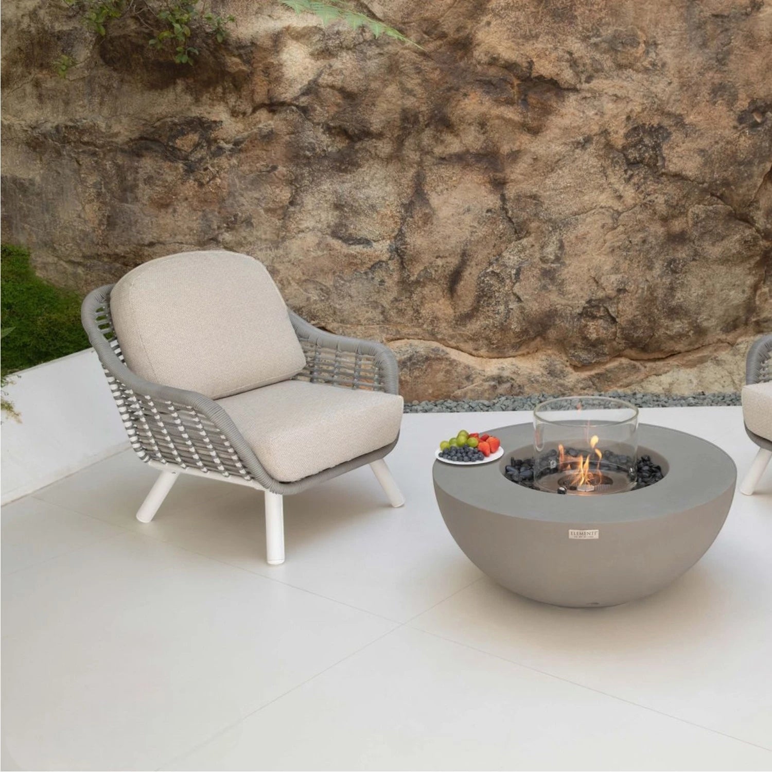 La table cheminée bioéthanol ROCA – gris espace, pour une ambiance raffinée et conviviale dans votre intérieur.