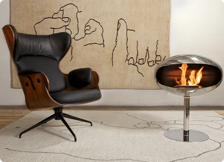 Cocoon Fires Pedestal en acier inoxydable dans un salon