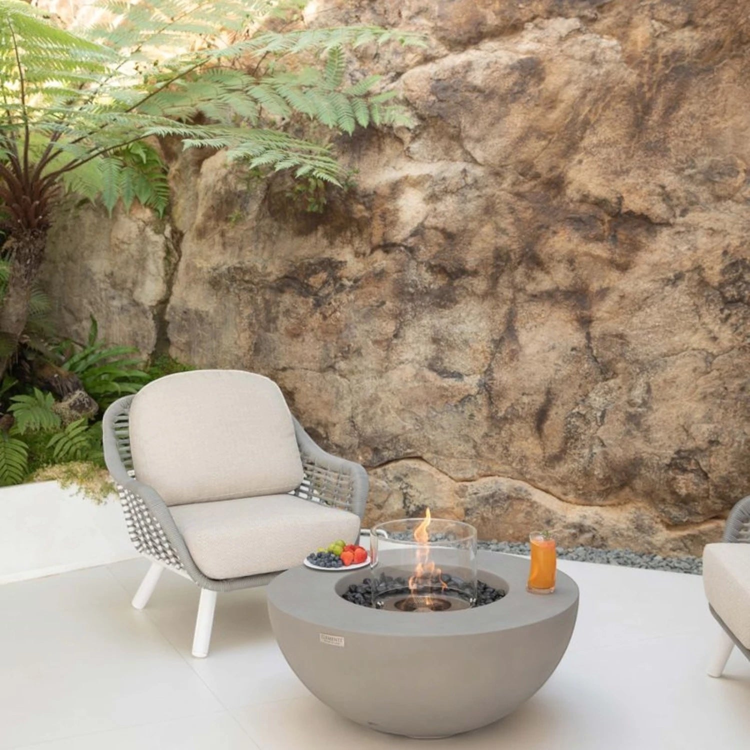 La table cheminée bioéthanol ROCA – gris espace, pour une ambiance raffinée et conviviale dans votre intérieur.