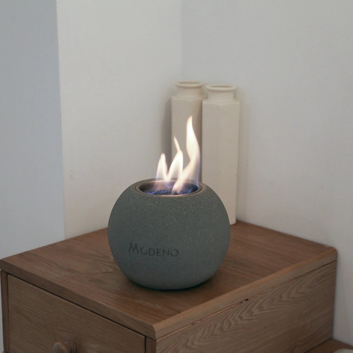 Laissez-vous séduire par la cheminée bioéthanol de table Paffu – Gris Foncé. Son design raffiné crée une atmosphère intime et conviviale, idéale pour sublimer vos soirées, en toute sécurité et simplicité.