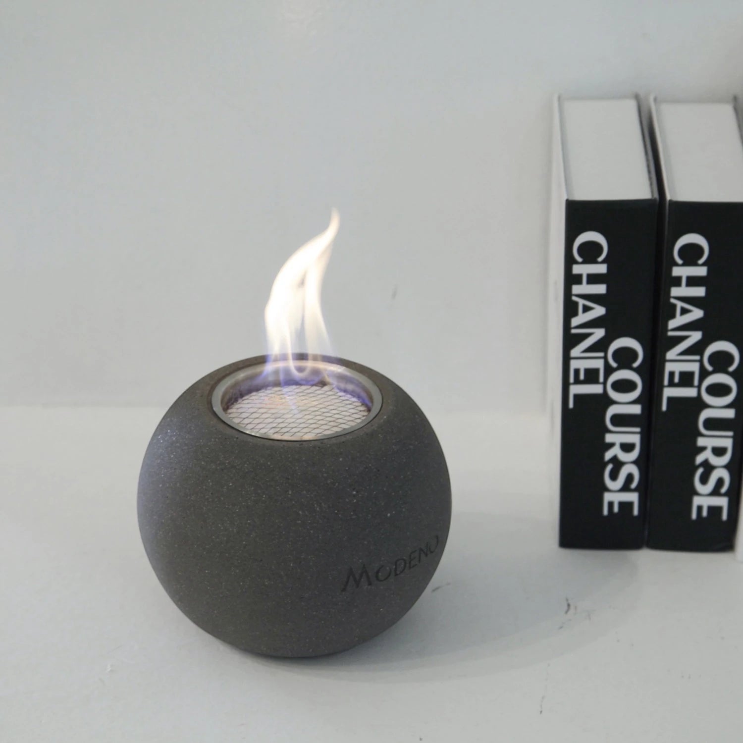 Laissez-vous séduire par la cheminée bioéthanol de table Paffu – Gris Foncé. Son design raffiné crée une atmosphère intime et conviviale, idéale pour sublimer vos soirées, en toute sécurité et simplicité.