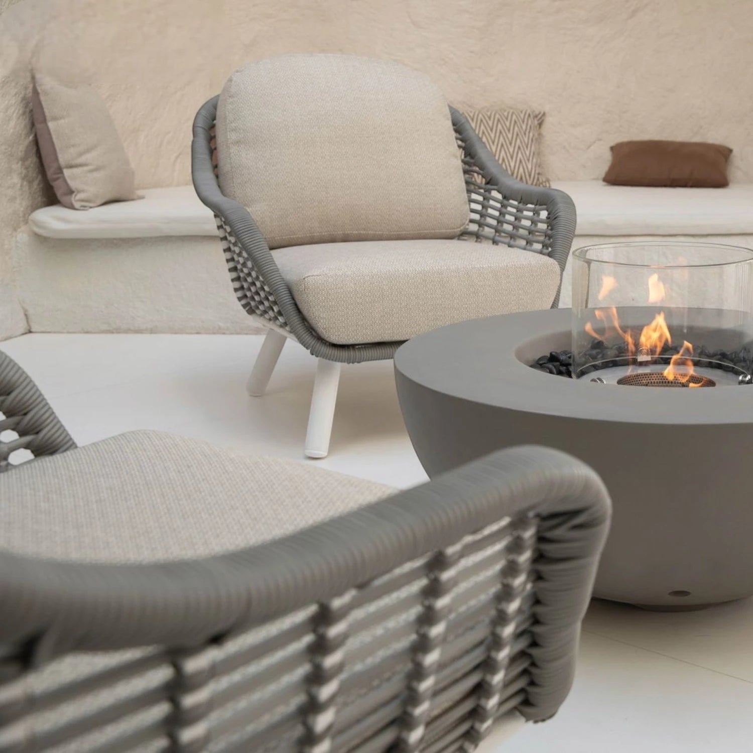 La table cheminée bioéthanol ROCA – gris espace, pour une ambiance raffinée et conviviale dans votre intérieur.