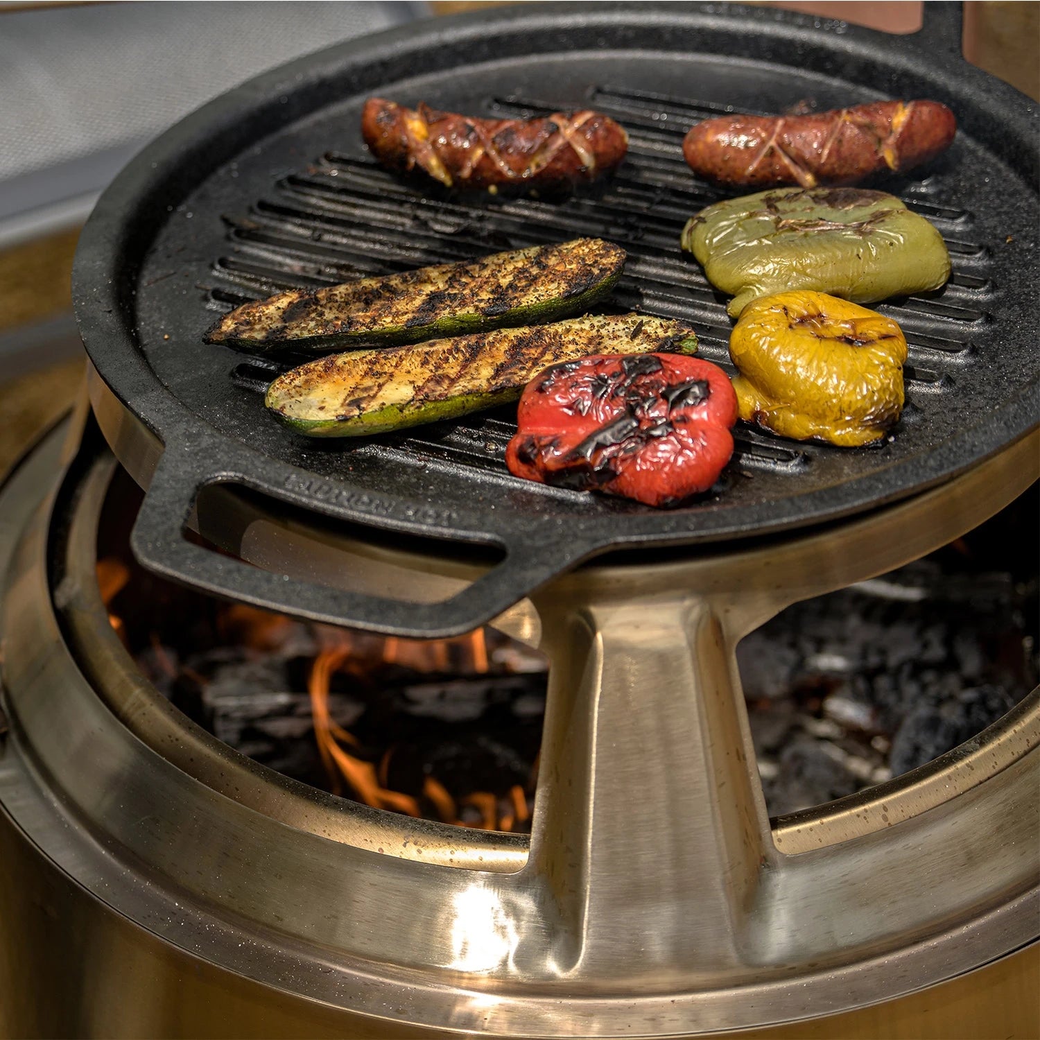 Autour d’une table conviviale en plein air, le Yukon Grill Top et le HUB transforment votre cuisine extérieure en un espace de partage gourmand.