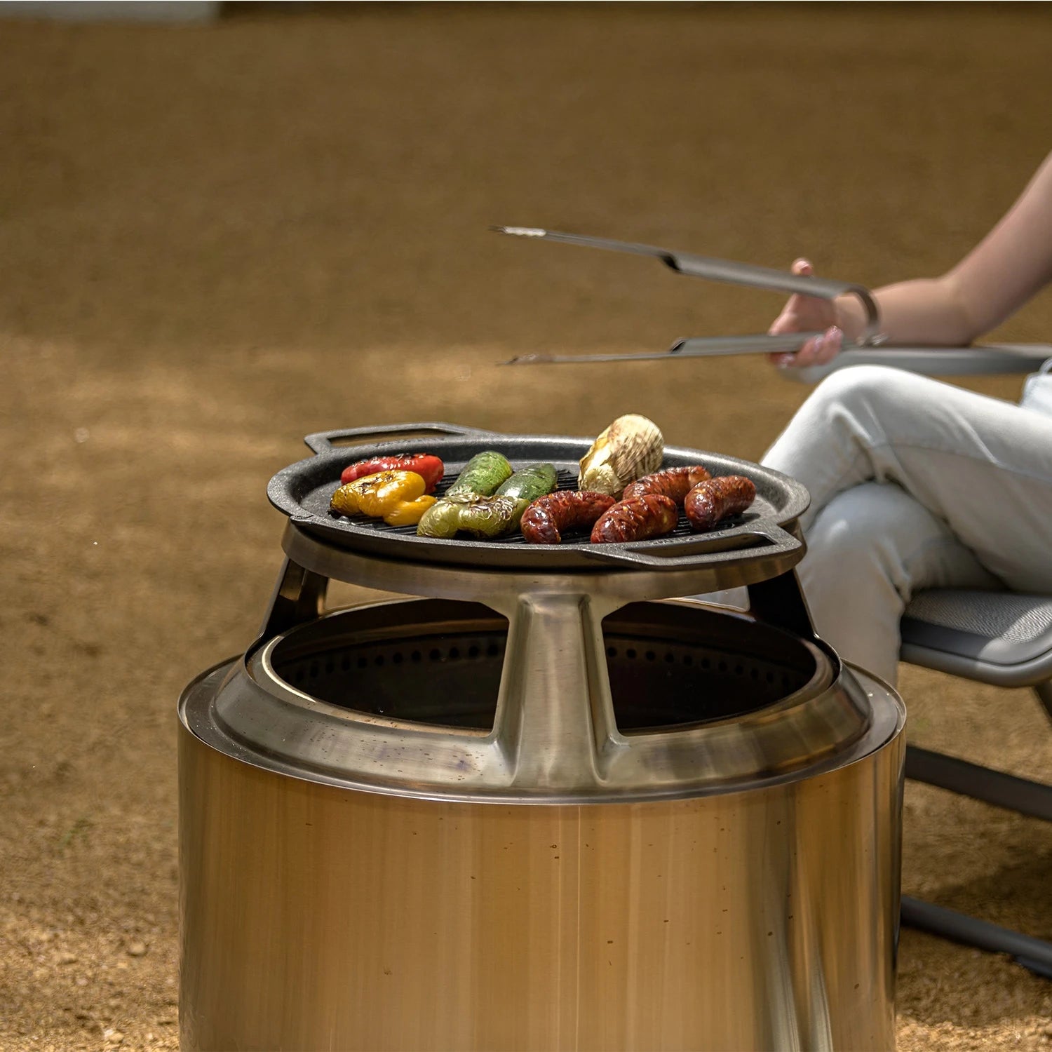 Autour d’une table conviviale en plein air, le Yukon Grill Top et le HUB transforment votre cuisine extérieure en un espace de partage gourmand.