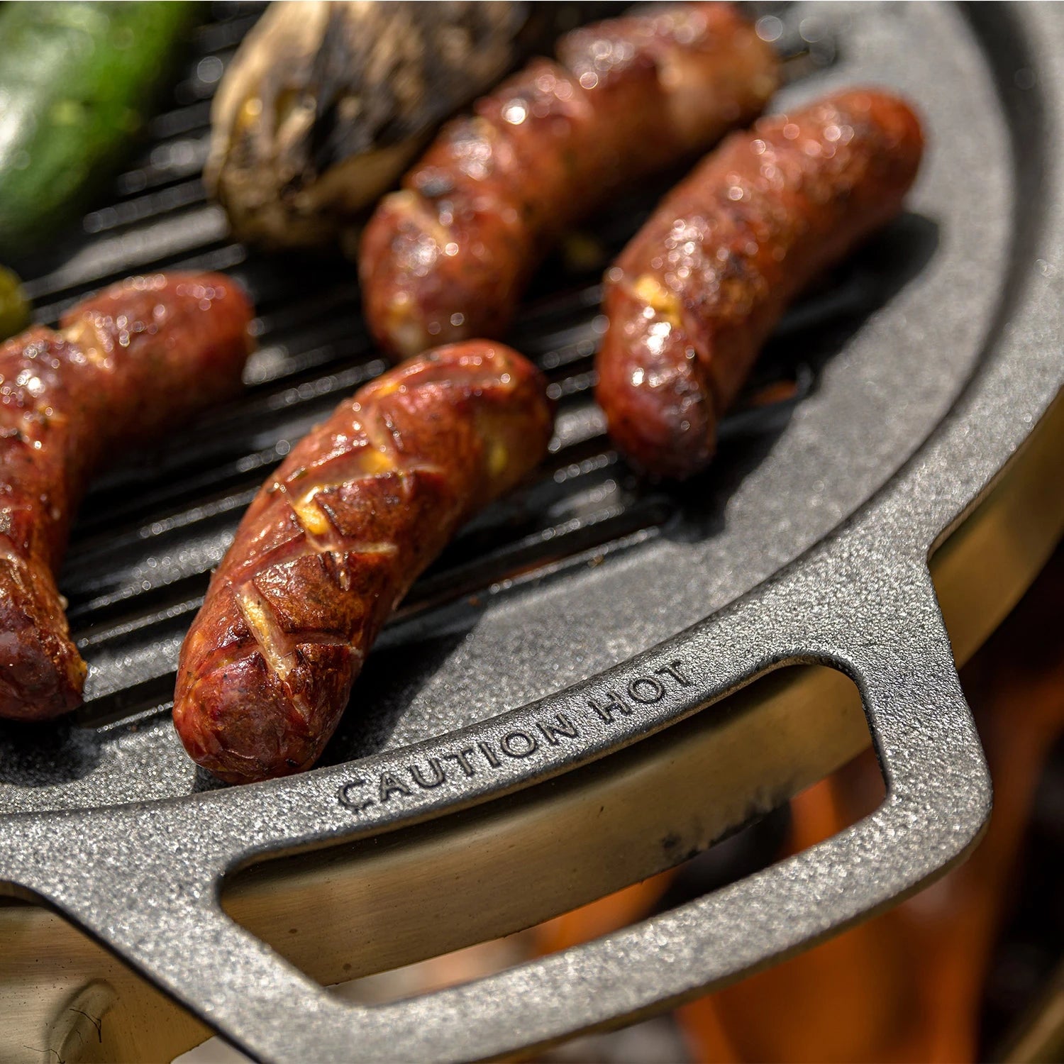 Autour d’une table conviviale en plein air, le Yukon Grill Top et le HUB transforment votre cuisine extérieure en un espace de partage gourmand.
