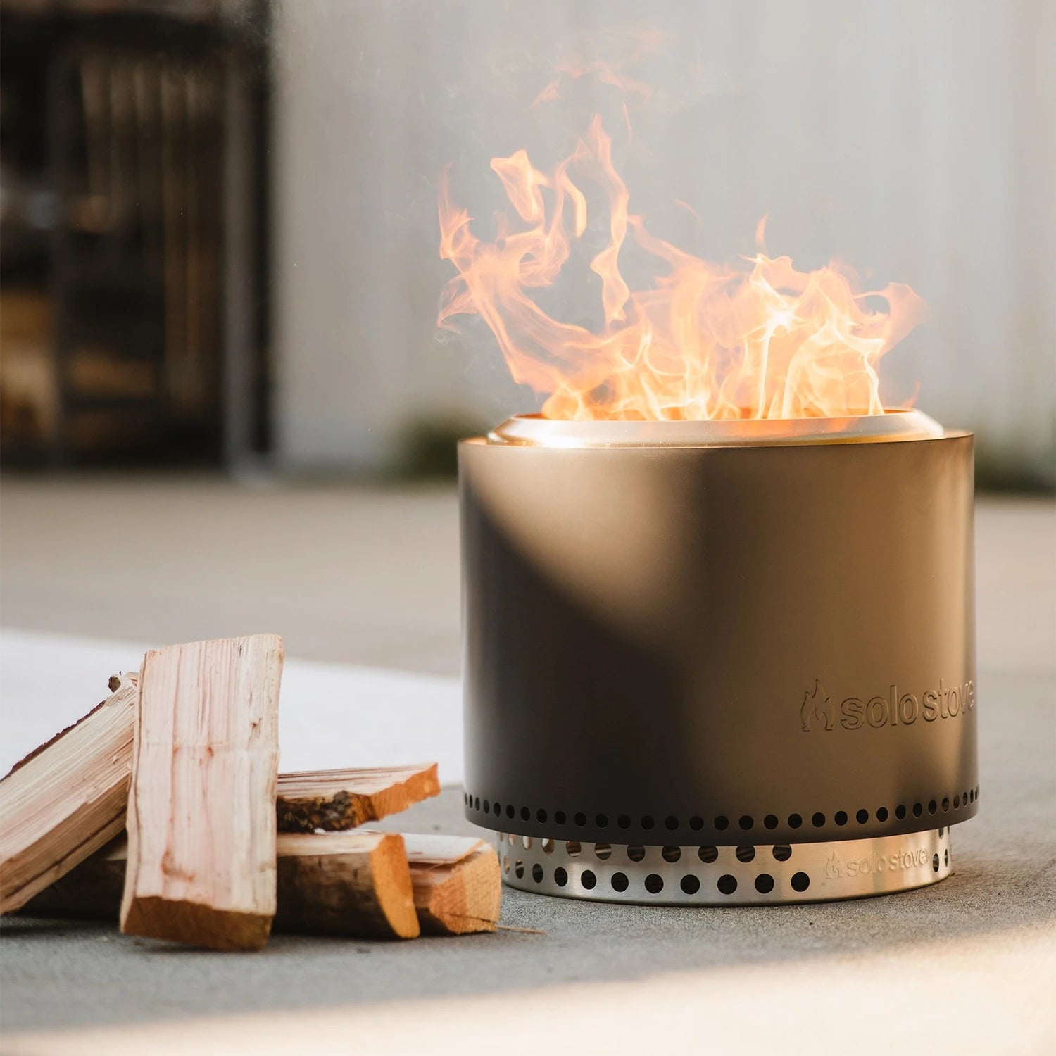 Le brasero Bonfire + Stand 2.0 sans fumée – finition Cendre – transforme vos moments en extérieur en instants conviviaux et chaleureux, sans fumée gênante. Profitez d’un produit conforme à la norme EN 16647, avec support français et vidéos showroom.