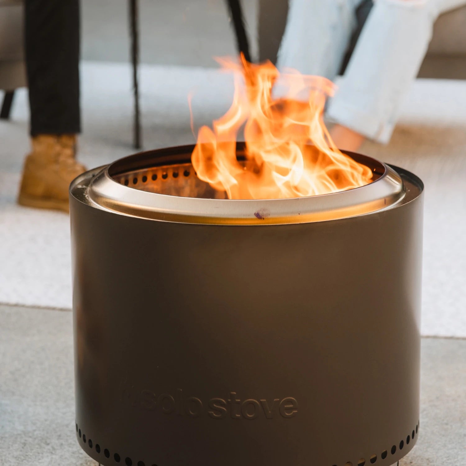 Le brasero Bonfire + Stand 2.0 sans fumée – finition Cendre – transforme vos moments en extérieur en instants conviviaux et chaleureux, sans fumée gênante. Profitez d’un produit conforme à la norme EN 16647, avec support français et vidéos showroom.