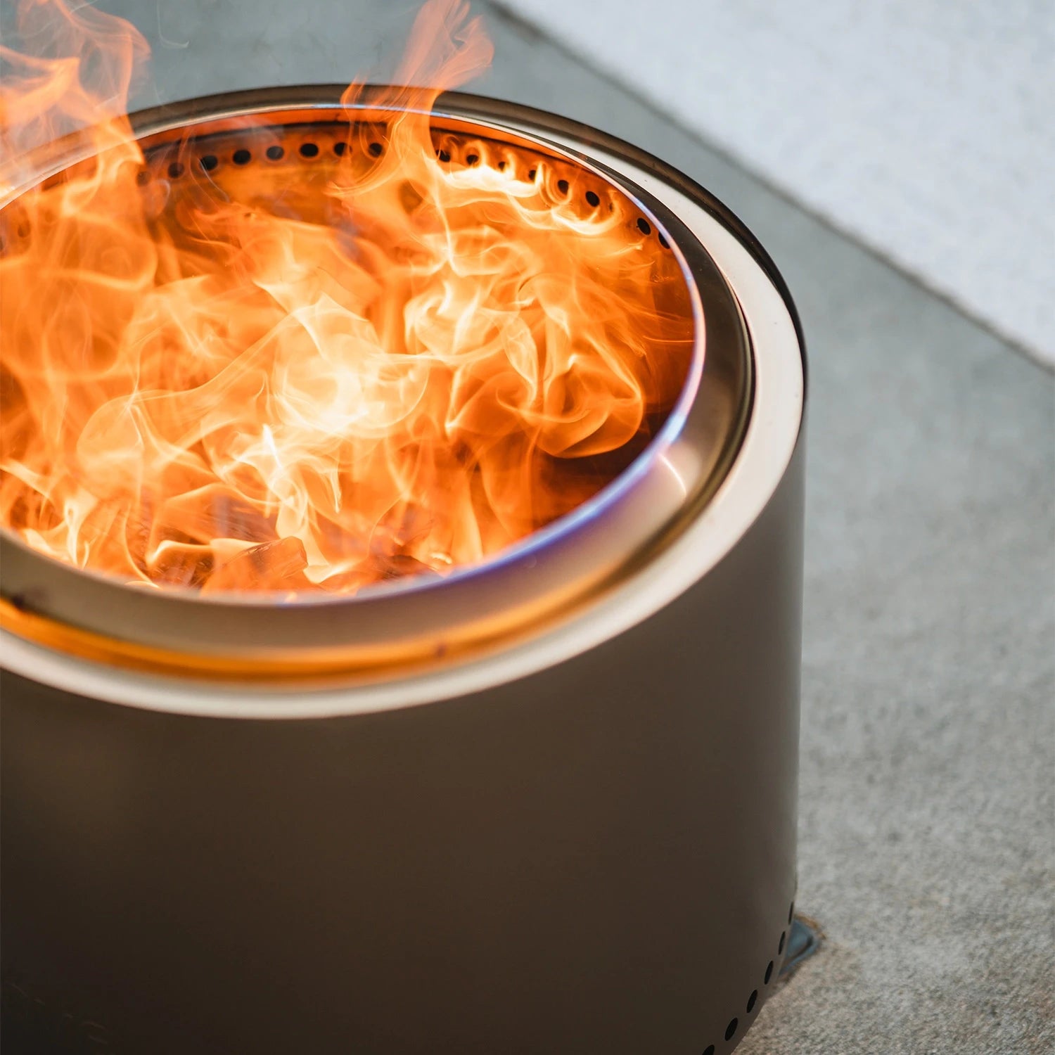 Le brasero Bonfire + Stand 2.0 sans fumée – finition Cendre – transforme vos moments en extérieur en instants conviviaux et chaleureux, sans fumée gênante. Profitez d’un produit conforme à la norme EN 16647, avec support français et vidéos showroom.