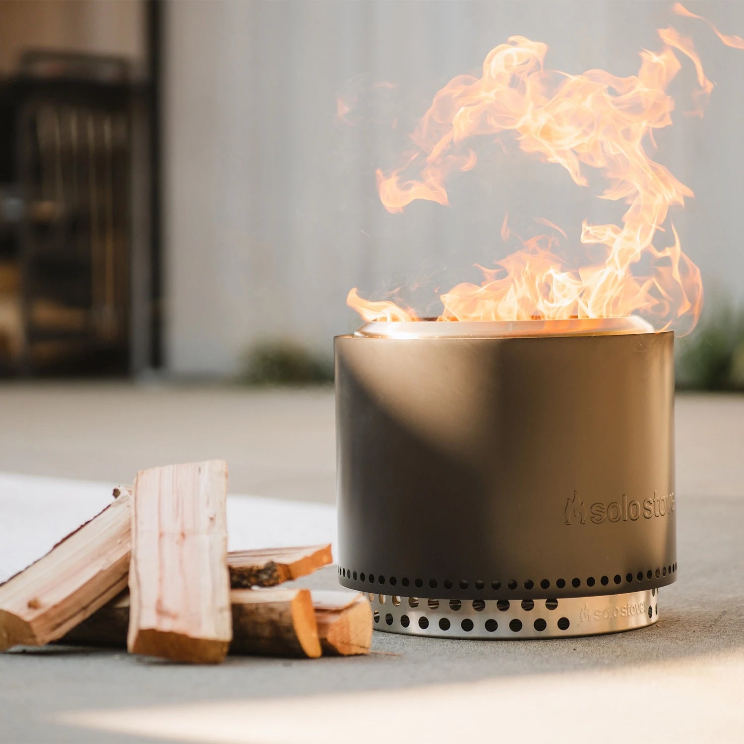 Le brasero Bonfire + Stand 2.0 sans fumée – finition Cendre – transforme vos moments en extérieur en instants conviviaux et chaleureux, sans fumée gênante. Profitez d’un produit conforme à la norme EN 16647, avec support français et vidéos showroom.