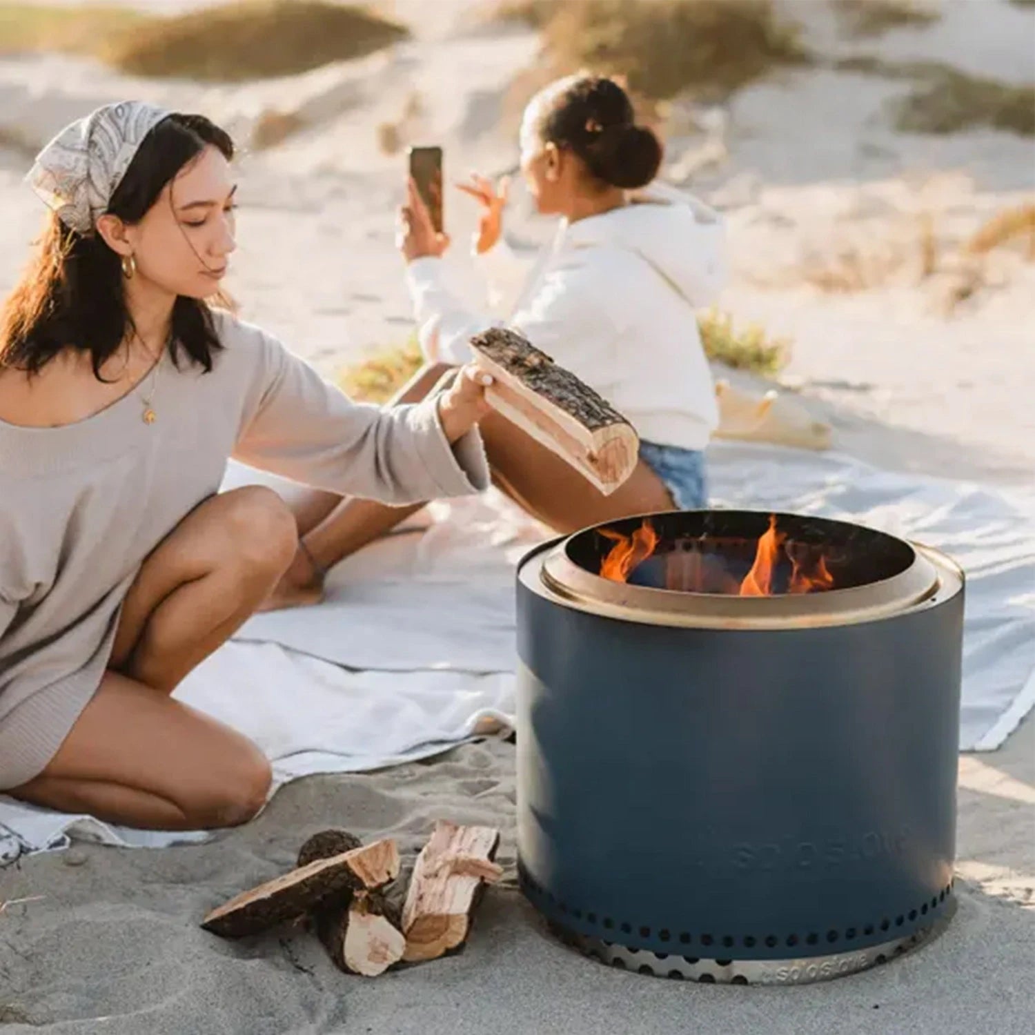Imaginez la lueur chaleureuse du feu, sans fumée, avec le brasero Bonfire + Stand 2.0 – Water. Profitez d’une ambiance conviviale et propre, idéale pour vos soirées en plein air.