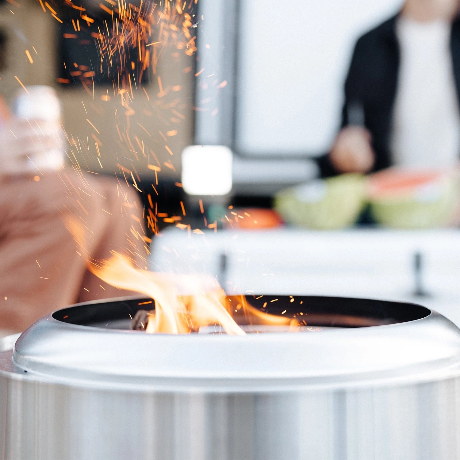 Ranger + Stand 2.0 Brasero sans fumée : profitez d’un feu convivial et propre, où que vous soyez.