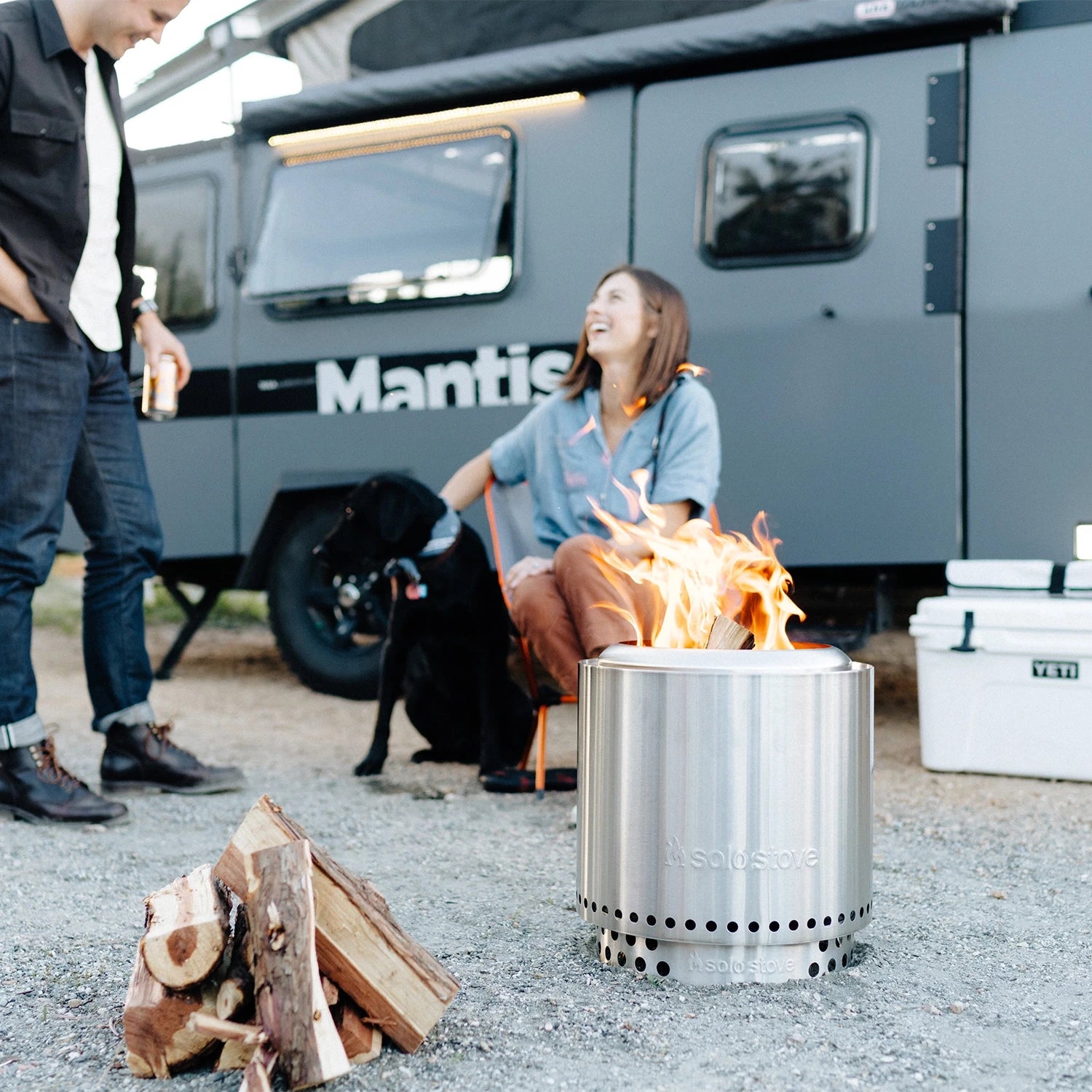 Ranger + Stand 2.0 Brasero sans fumée : profitez d’un feu convivial et propre, où que vous soyez.