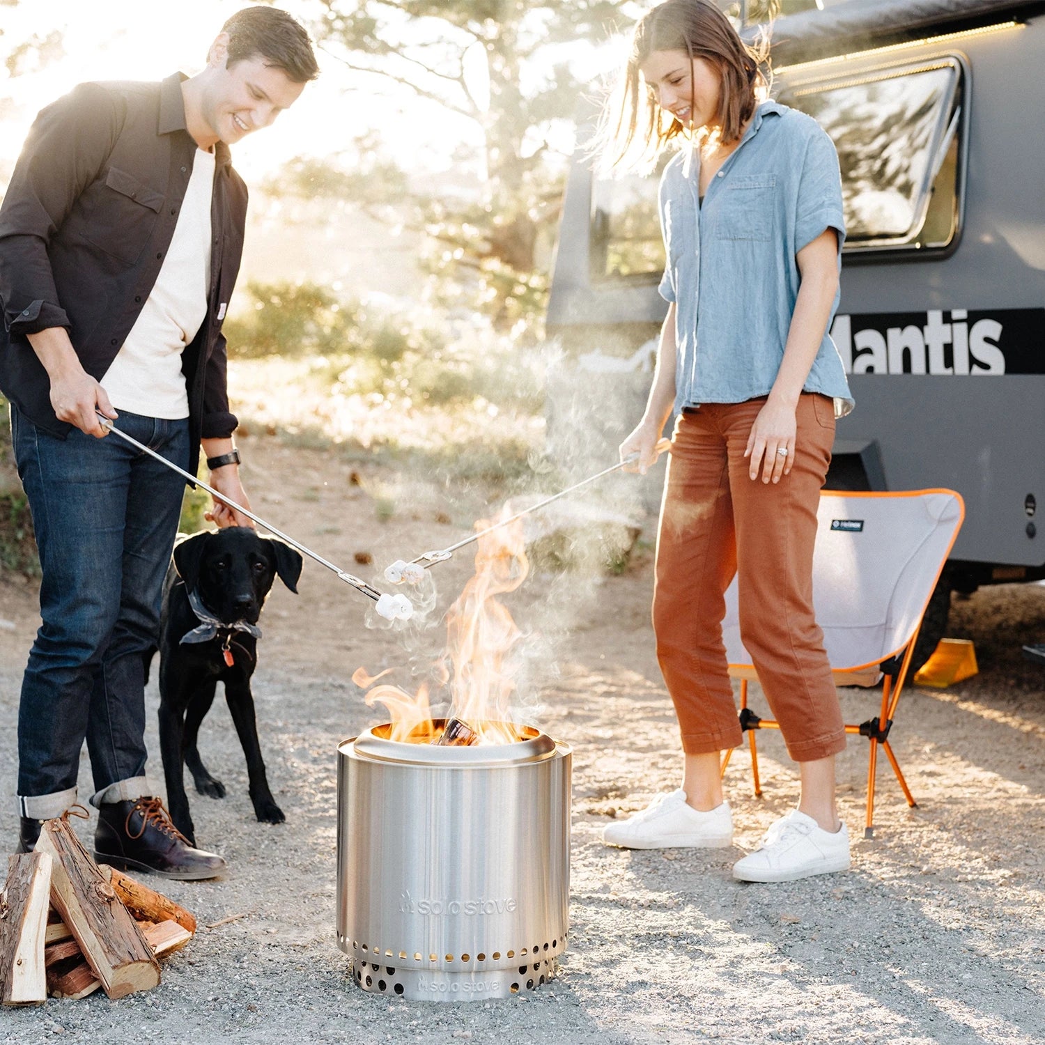 Ranger + Stand 2.0 Brasero sans fumée : profitez d’un feu convivial et propre, où que vous soyez.