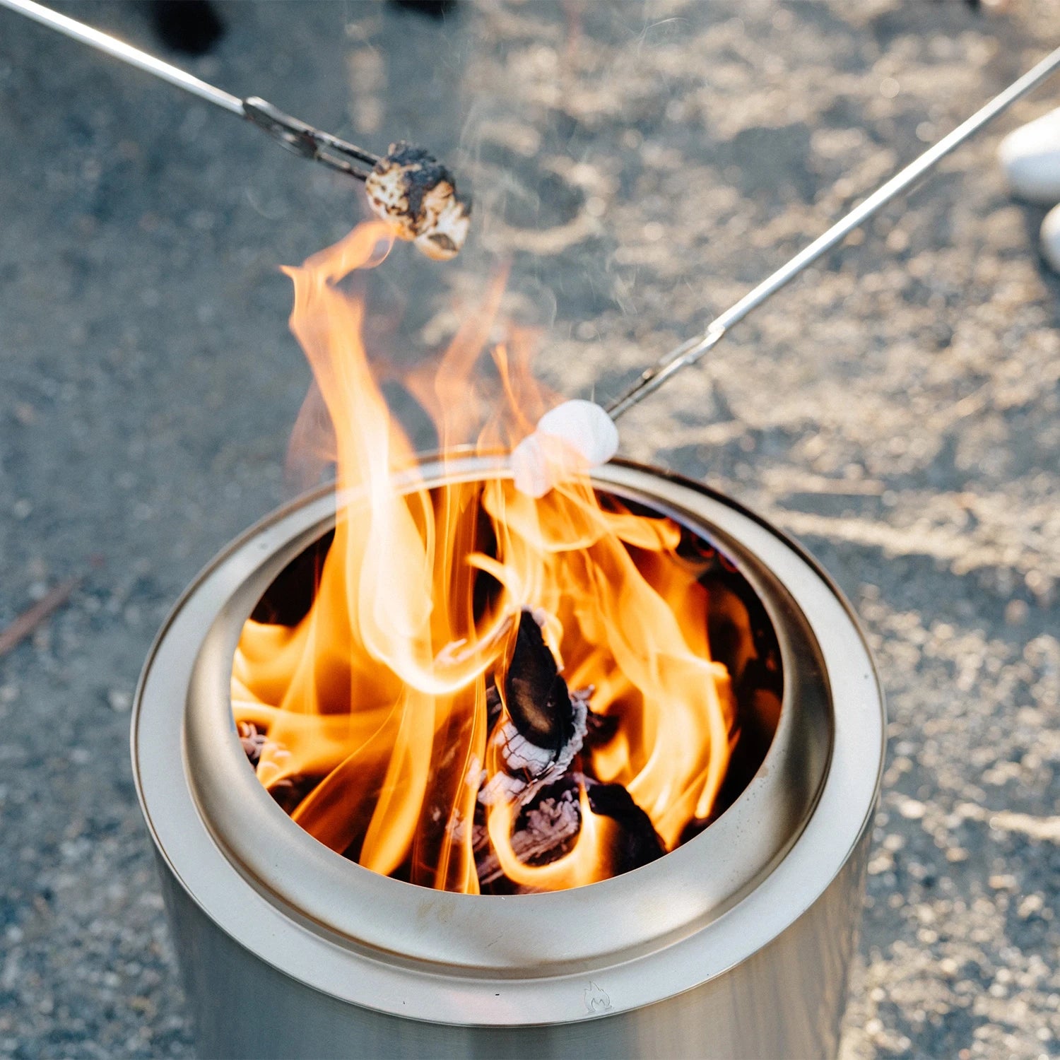 Ranger + Stand 2.0 Brasero sans fumée : profitez d’un feu convivial et propre, où que vous soyez.