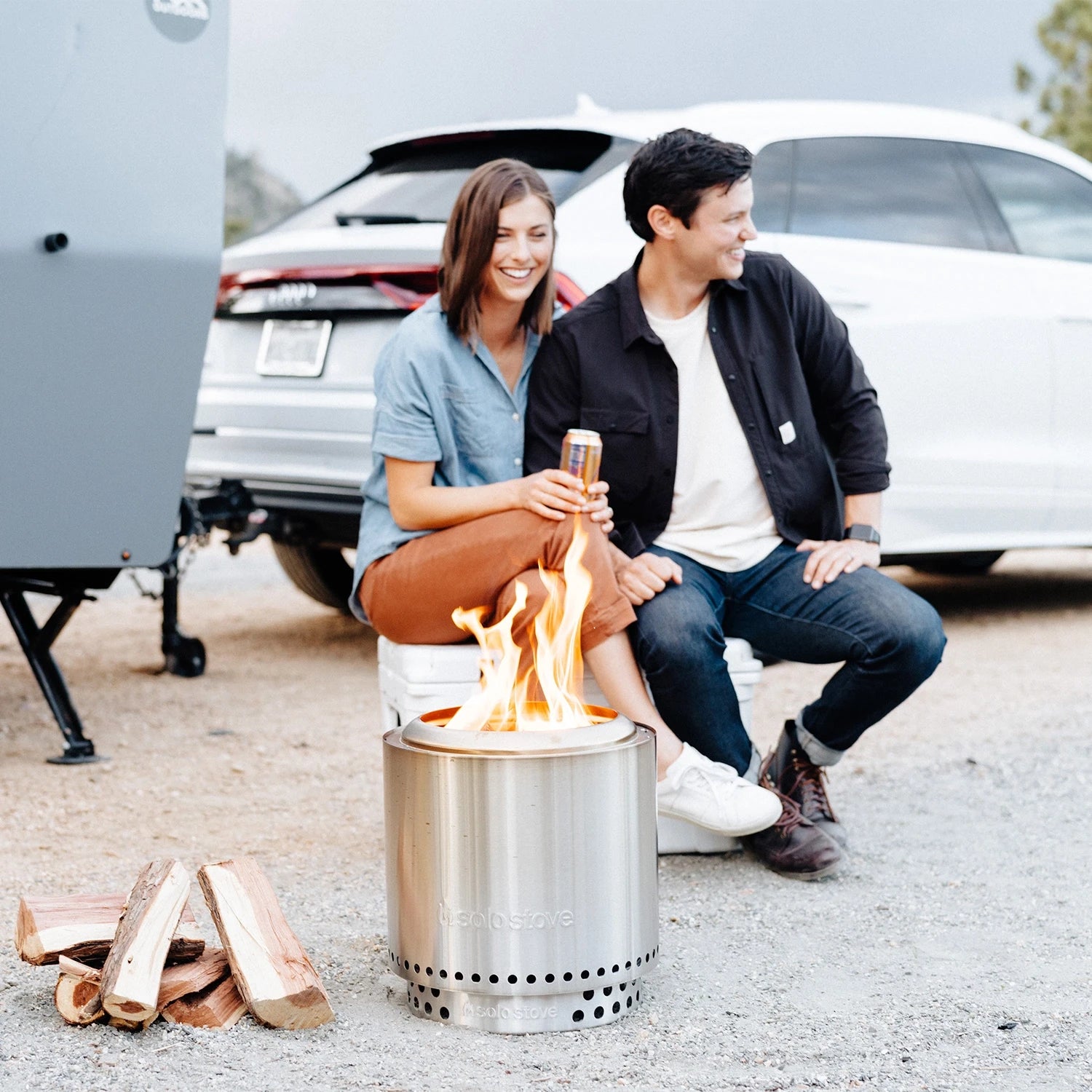 Ranger + Stand 2.0 Brasero sans fumée : profitez d’un feu convivial et propre, où que vous soyez.