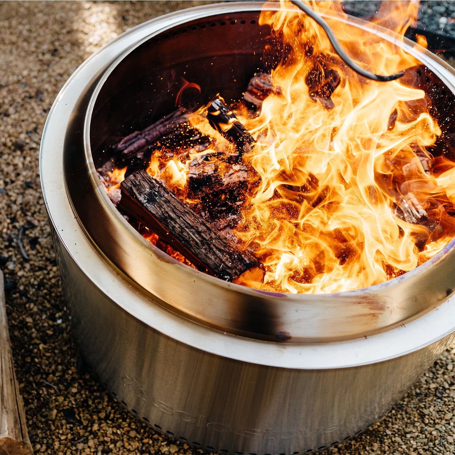 Brasero sans fumée Yukon + Stand 2.0 : vivez la magie d’un feu de bois sans contrainte, pour des instants cosy en toute simplicité.