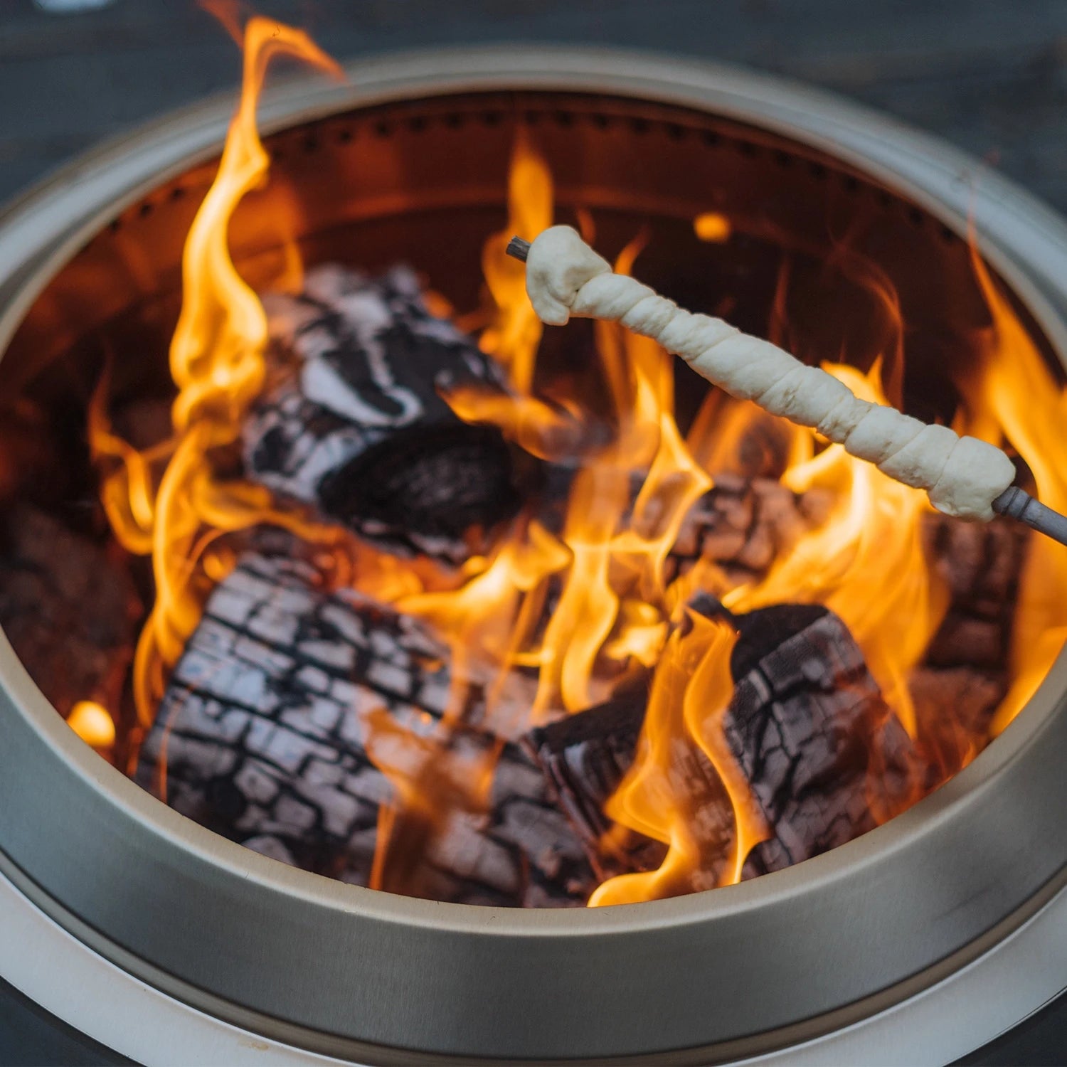 Brasero sans fumée Yukon + Stand 2.0 : vivez la magie d’un feu de bois sans contrainte, pour des instants cosy en toute simplicité.