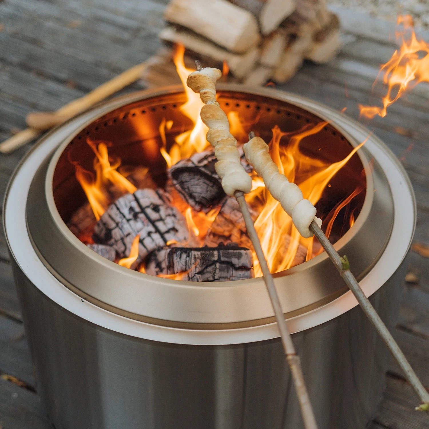 Brasero sans fumée Yukon + Stand 2.0 : vivez la magie d’un feu de bois sans contrainte, pour des instants cosy en toute simplicité.