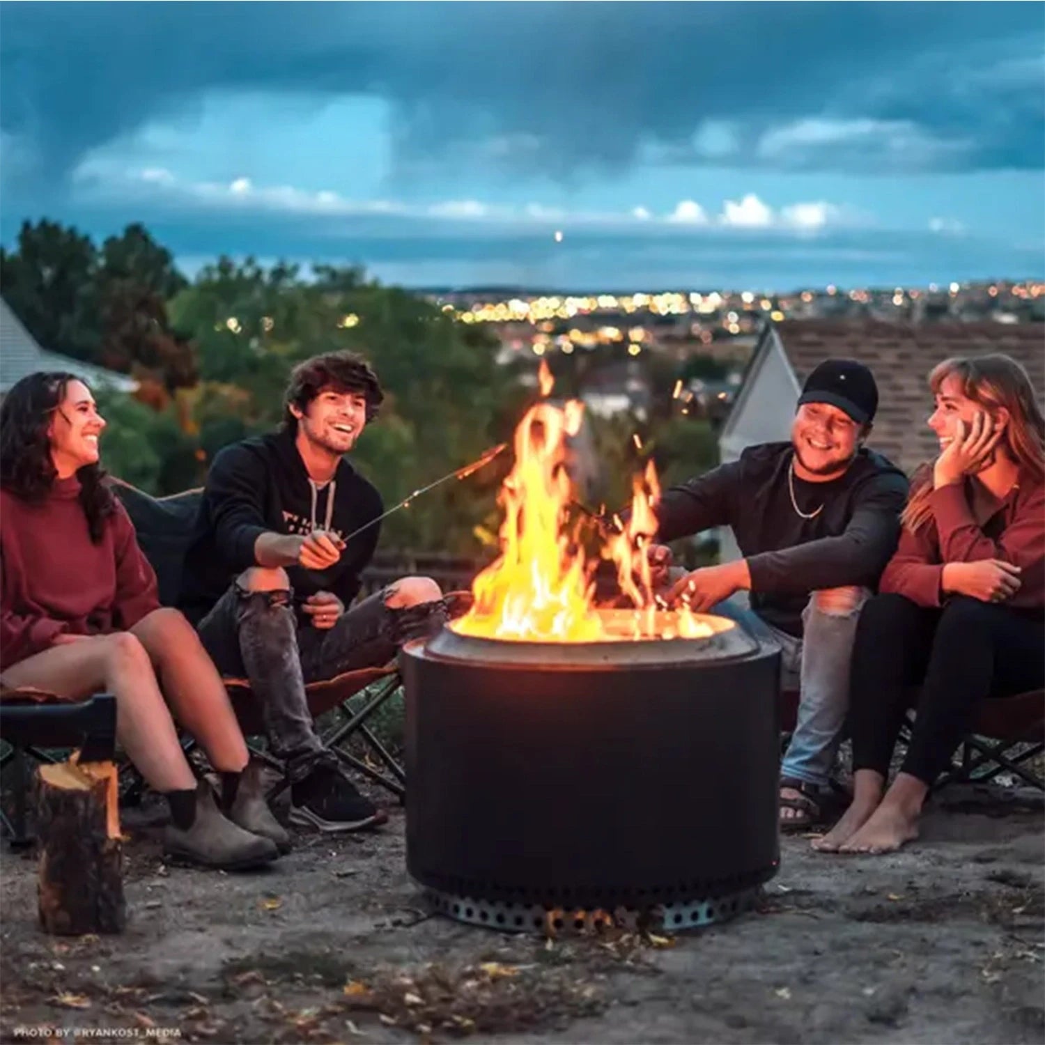 Brasero sans fumée Yukon + Stand 2.0 - Finition cendre, pour des soirées conviviales en plein air sans contrainte.