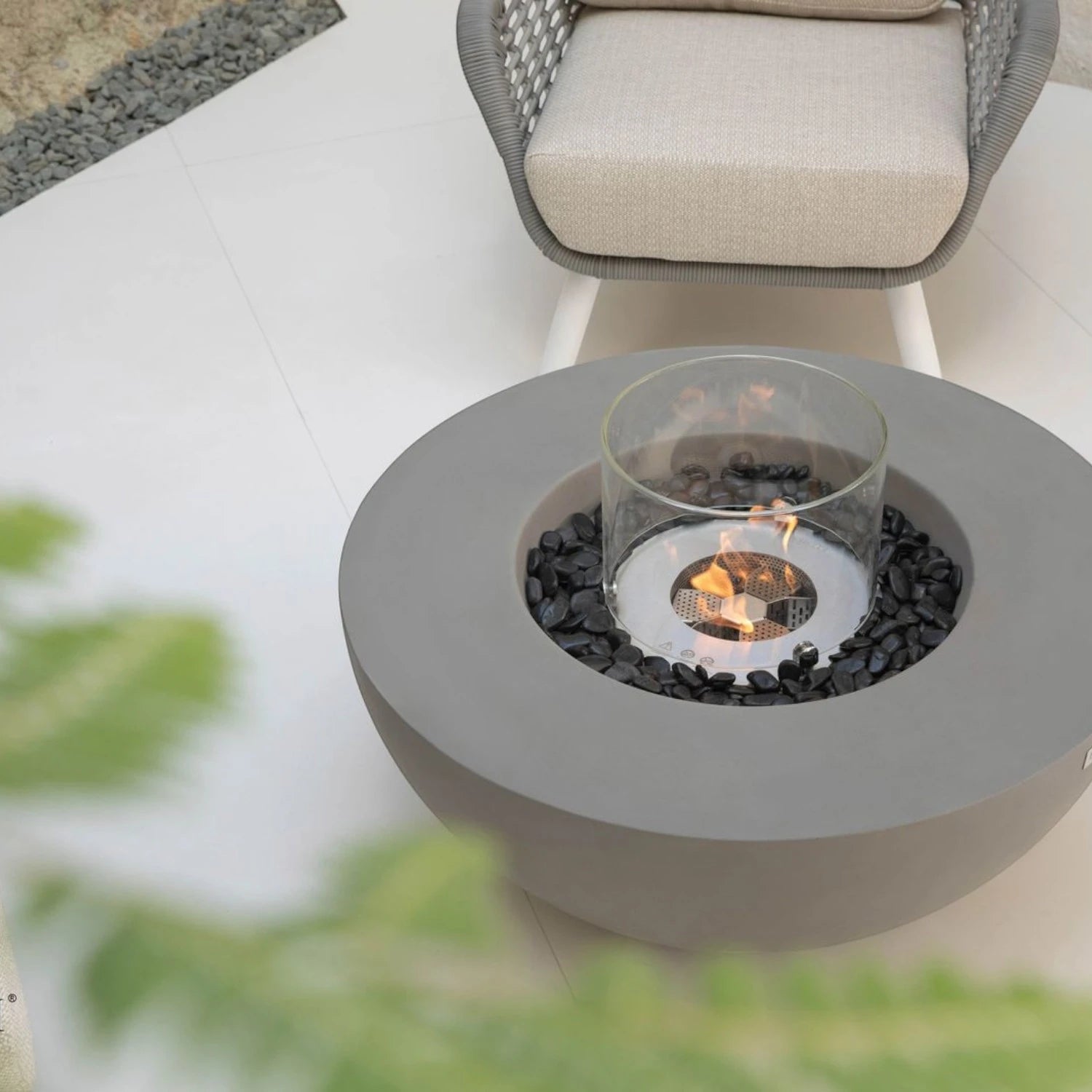 La table cheminée bioéthanol ROCA – gris espace, pour une ambiance raffinée et conviviale dans votre intérieur.