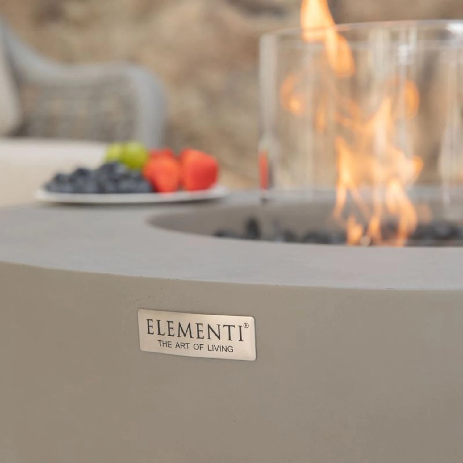 La table cheminée bioéthanol ROCA – gris espace, pour une ambiance raffinée et conviviale dans votre intérieur.