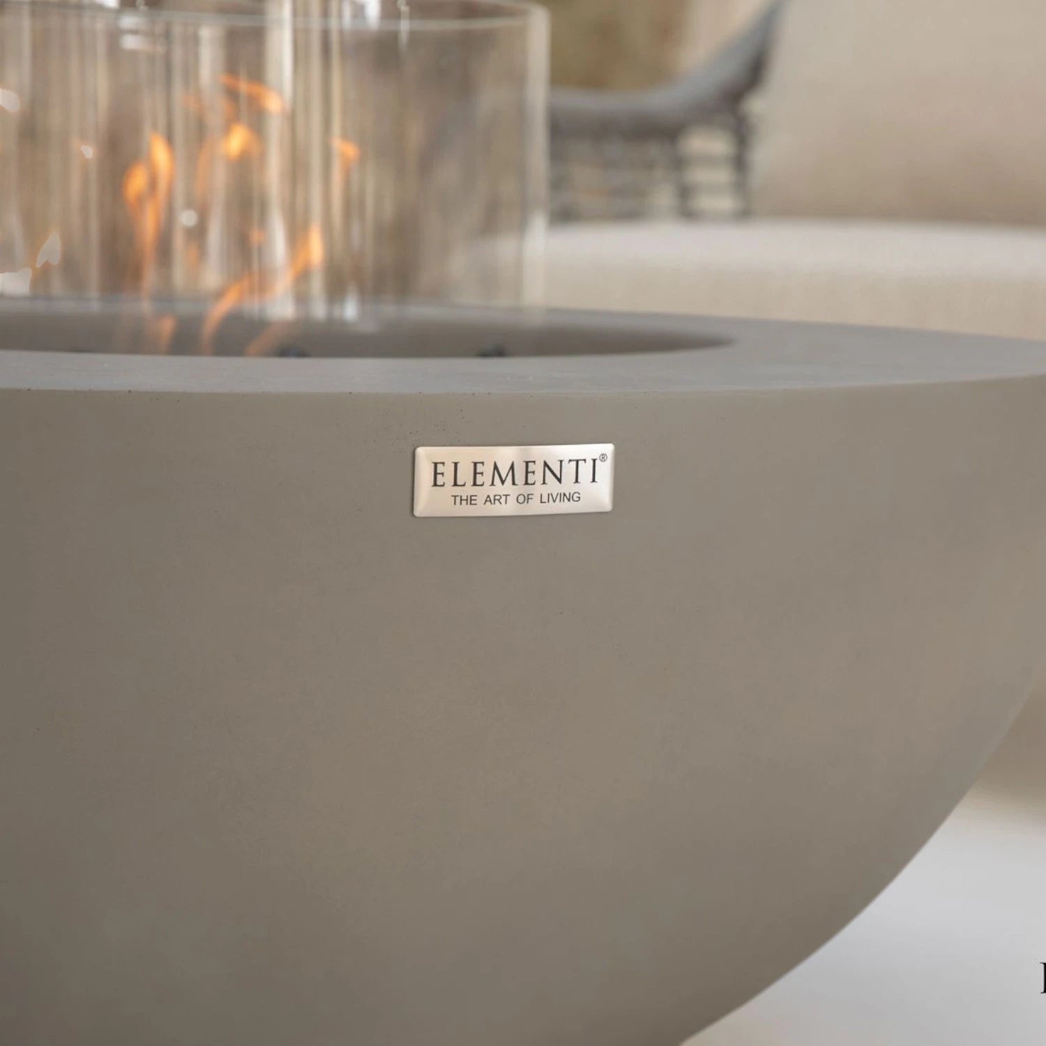 La table cheminée bioéthanol ROCA – gris espace, pour une ambiance raffinée et conviviale dans votre intérieur.