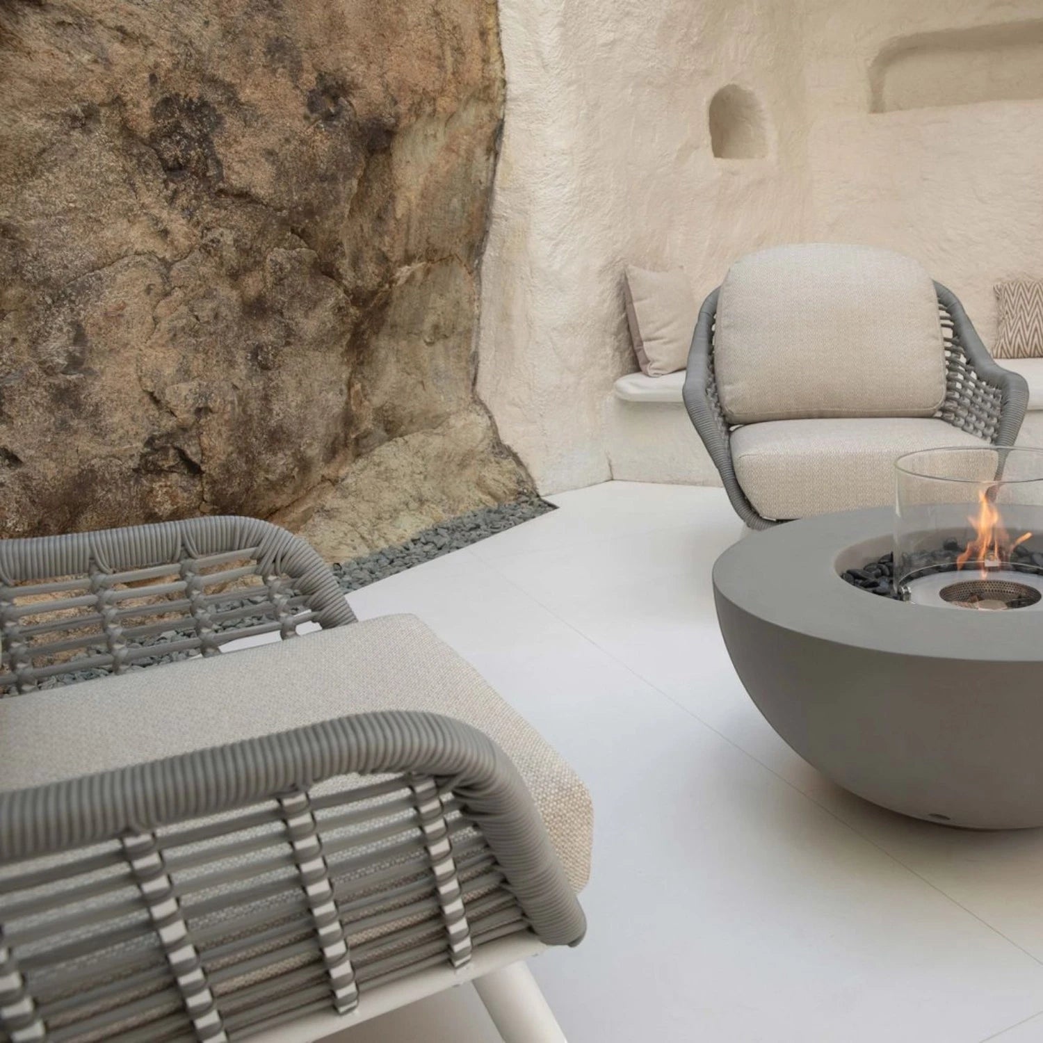 La table cheminée bioéthanol ROCA – gris espace, pour une ambiance raffinée et conviviale dans votre intérieur.